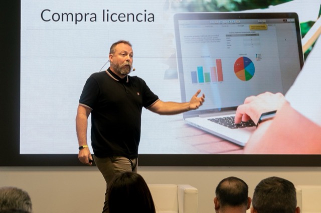 Pedro en una keynote ante el público, con la pantalla detrás