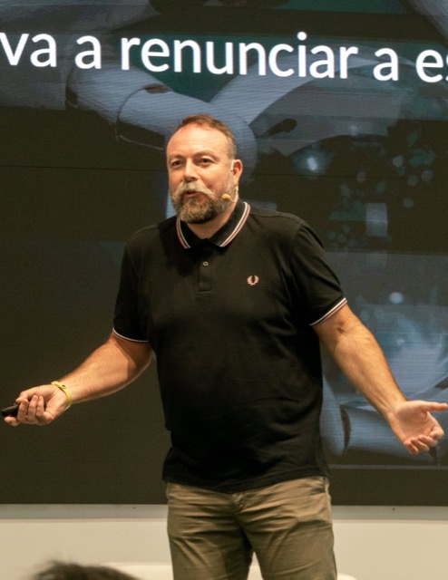 Pedro en una keynote, encuadre vertical