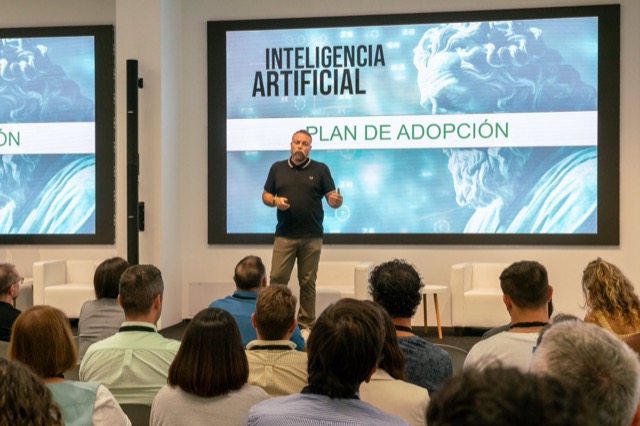 Pedro presentando un plan de adopción de IA ante el público