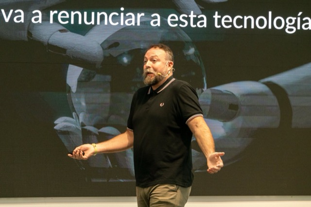 Pedro en una keynote, gesticulando ante la pantalla