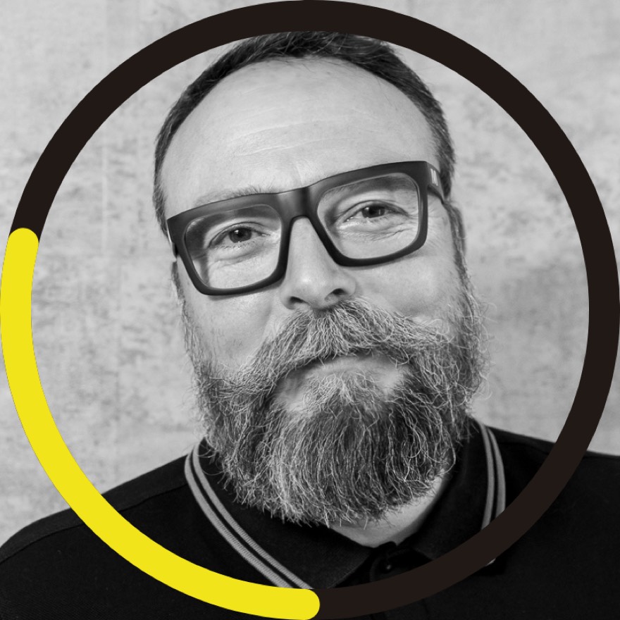 Avatar circular de Pedro Bisbal en blanco y negro con anillo negro y arco amarillo