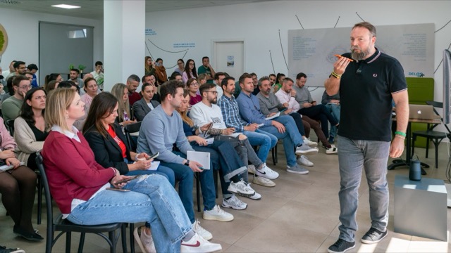 Pedro en un taller ante un grupo numeroso