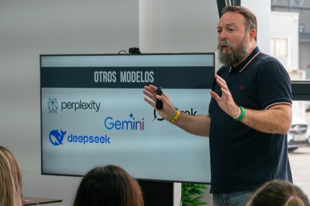 Pedro explicando modelos de IA en un taller