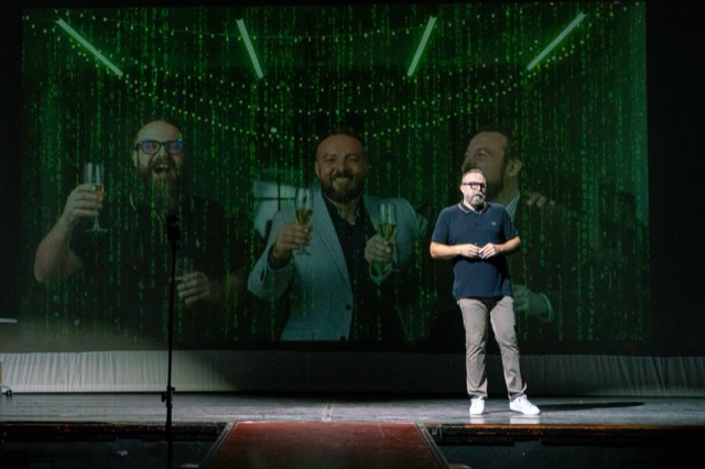Pedro en un escenario con luces verdes